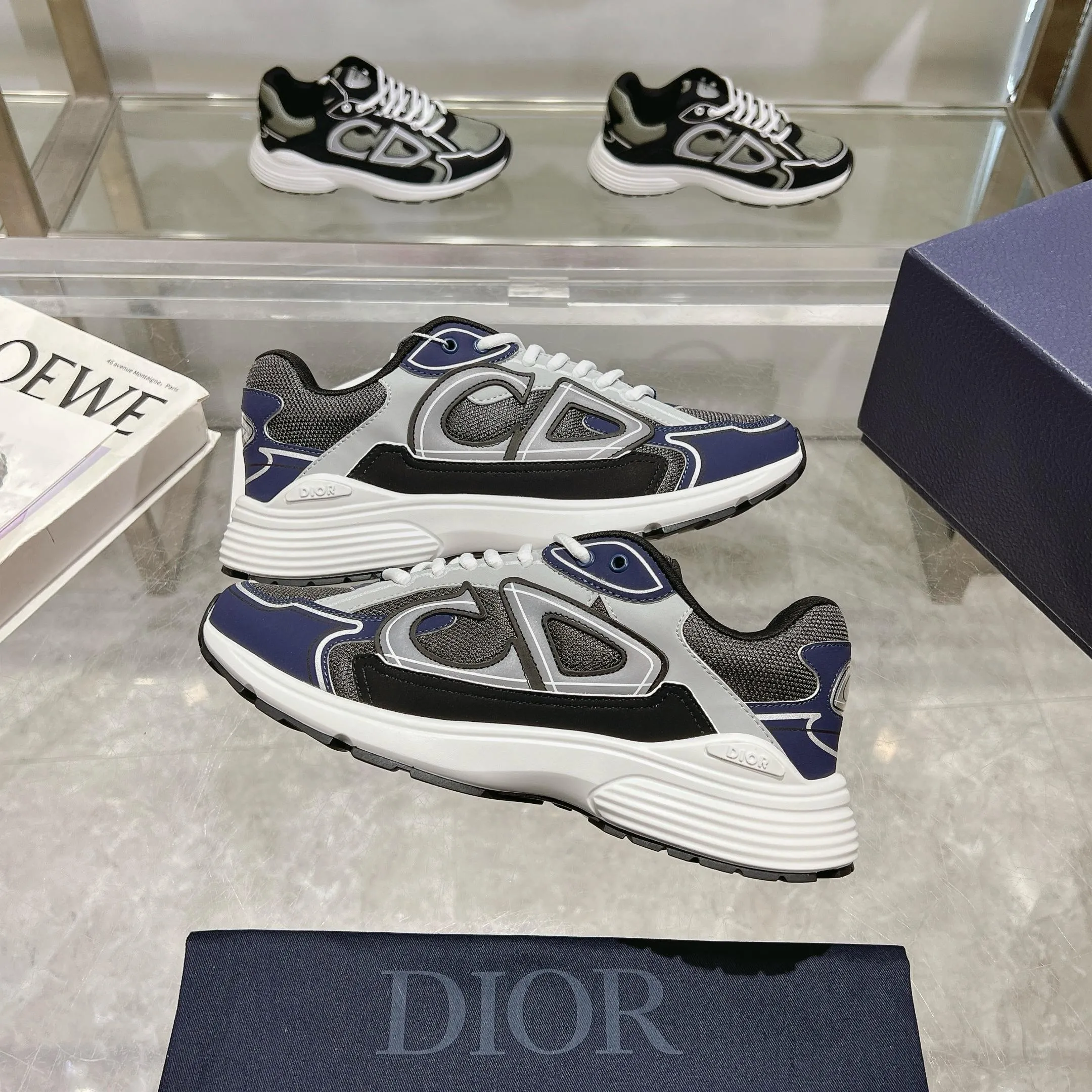 👟👟Ex-factory price 520👟👟 H612 high version B30 low-top sneakers are one of the flagship styles of this series. Crafted from mesh and technical fabrics, it's finished with a reflective 'CD30' graphic and 'DIOR B30' and 'CD30' logos on the heel and tongue. The extra-light, sculpted rubber sole adds style with signature accents, while internal stretch details create ideal comfort. Can be paired with a variety of casual looks to show a fashionable, modern and sporty style. ✅Size: 35-47 (45-46-47 customized, non-returnable and non-exchangeable) ✅Sole material: Original ultra-light IP sole ✅Packaging: Brand new counter packaging